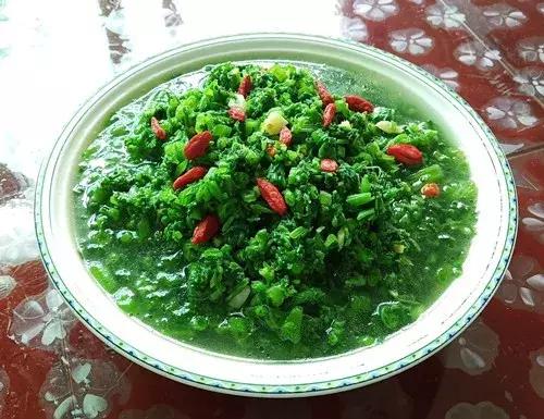 菜農(nóng)種植無需噴農(nóng)藥的蔬菜，不僅栽培簡(jiǎn)單、而且效益高